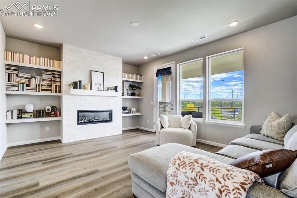 Image 27 of 45: Living Room