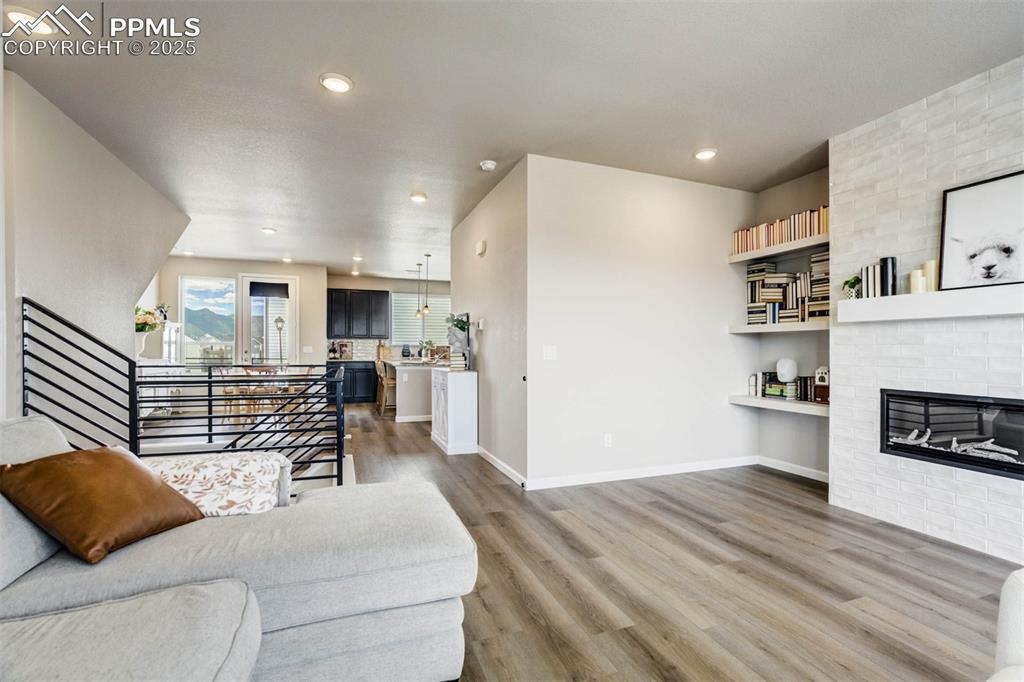 Image 28 of 45: Living Room