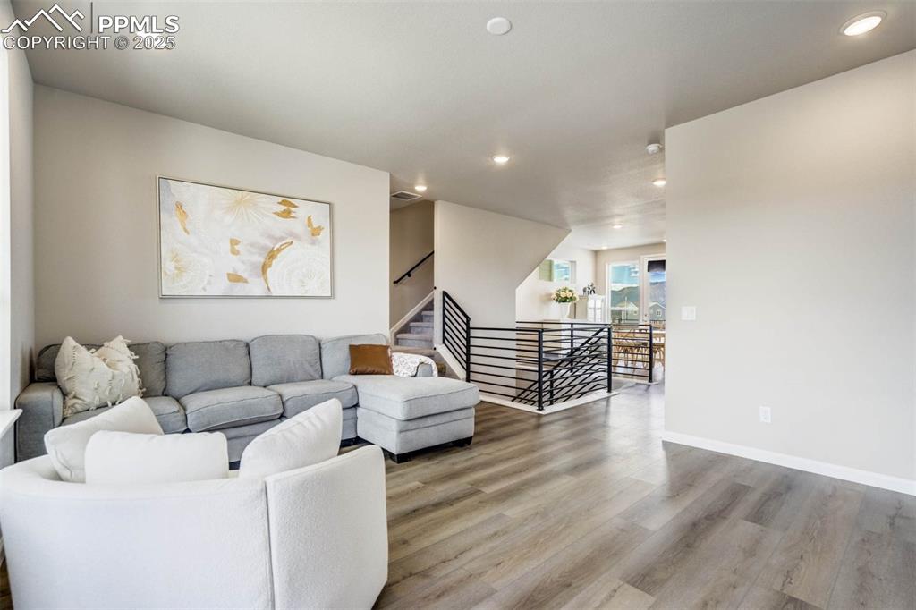 Image 29 of 45: Living Room