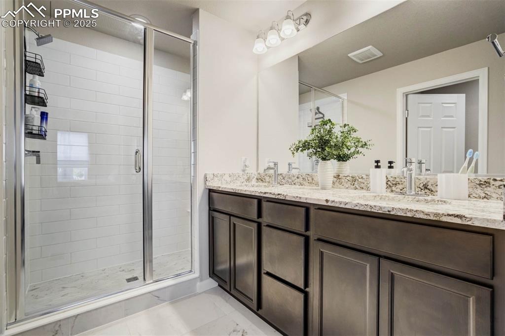 Image 34 of 45: Bathroom