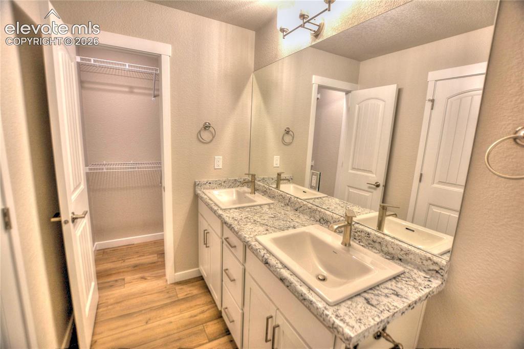 Image 12 of 24: Bathroom