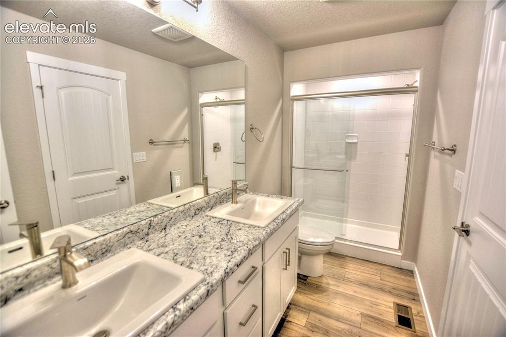 Image 13 of 24: Bathroom