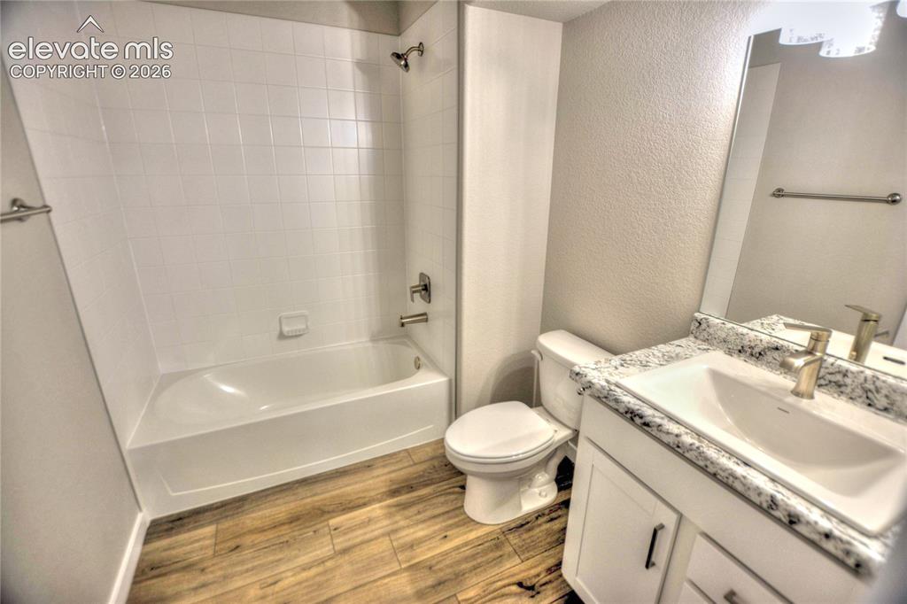Image 16 of 24: Bathroom