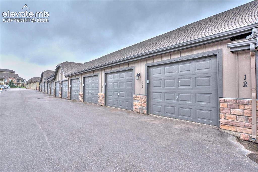 Image 20 of 24: Garage
