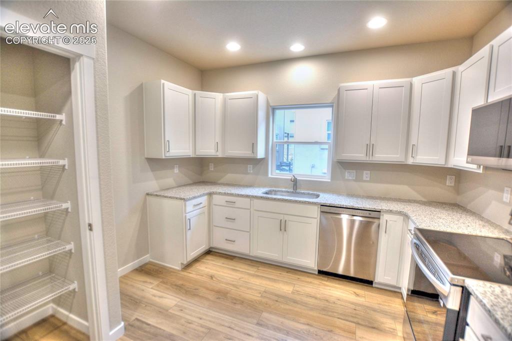 Image 7 of 24: Kitchen