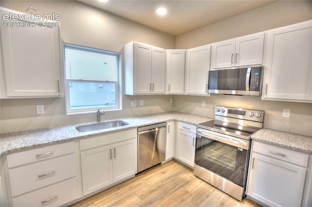 Image 8 of 24: Kitchen