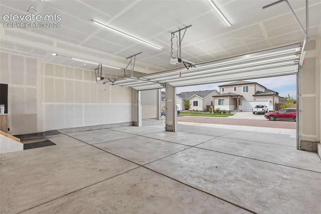Image 4 of 34: Garage