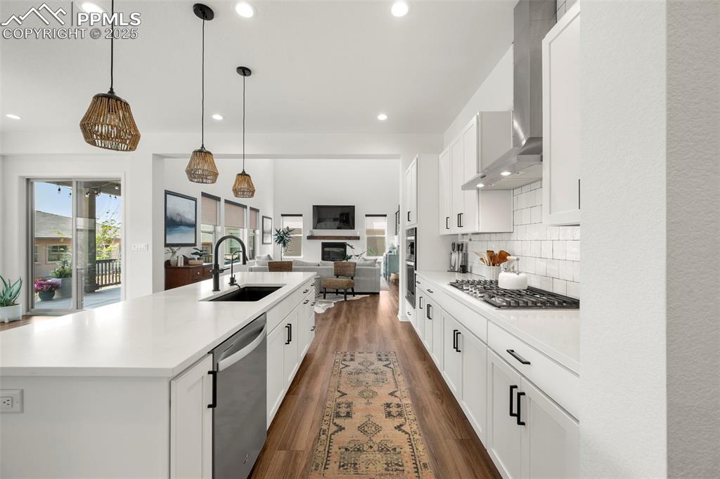 Image 15 of 50: Kitchen