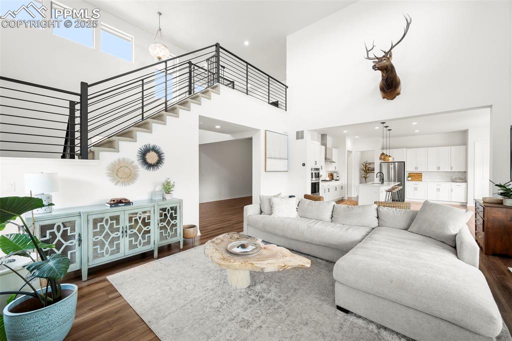 Image 8 of 50: Living Room