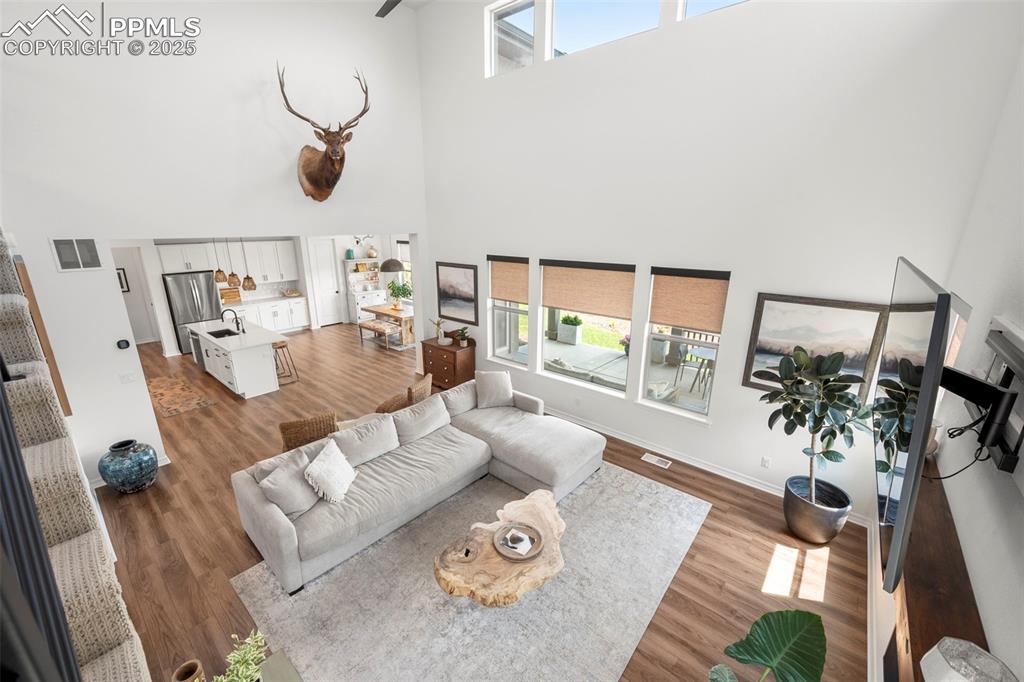 Image 9 of 50: Living Room