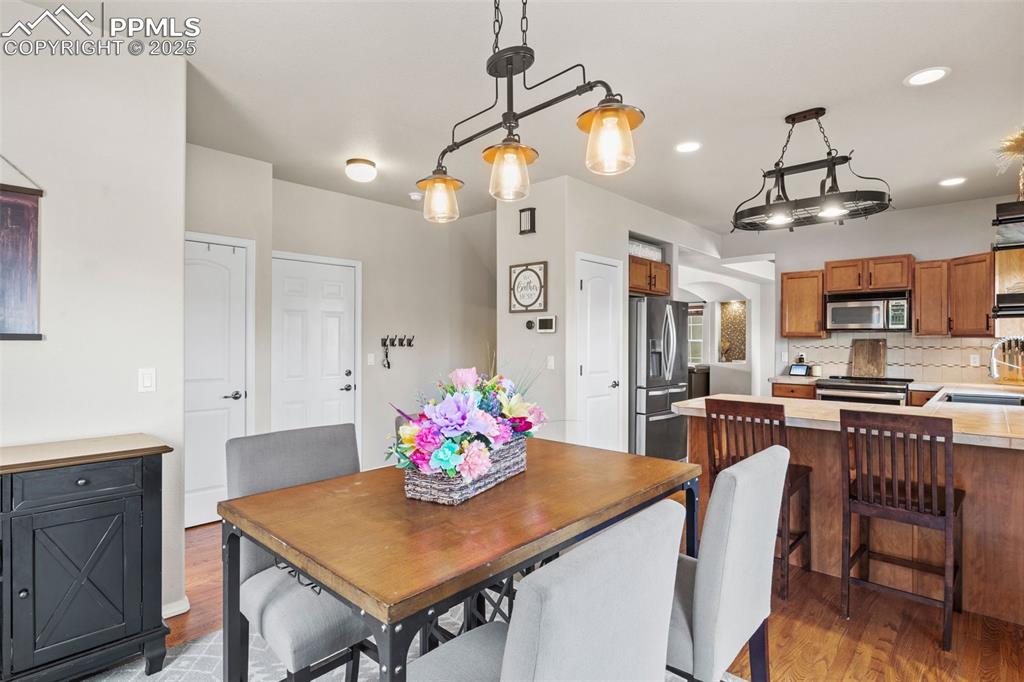 Image 15 of 41: Convenient eat-in kitchen