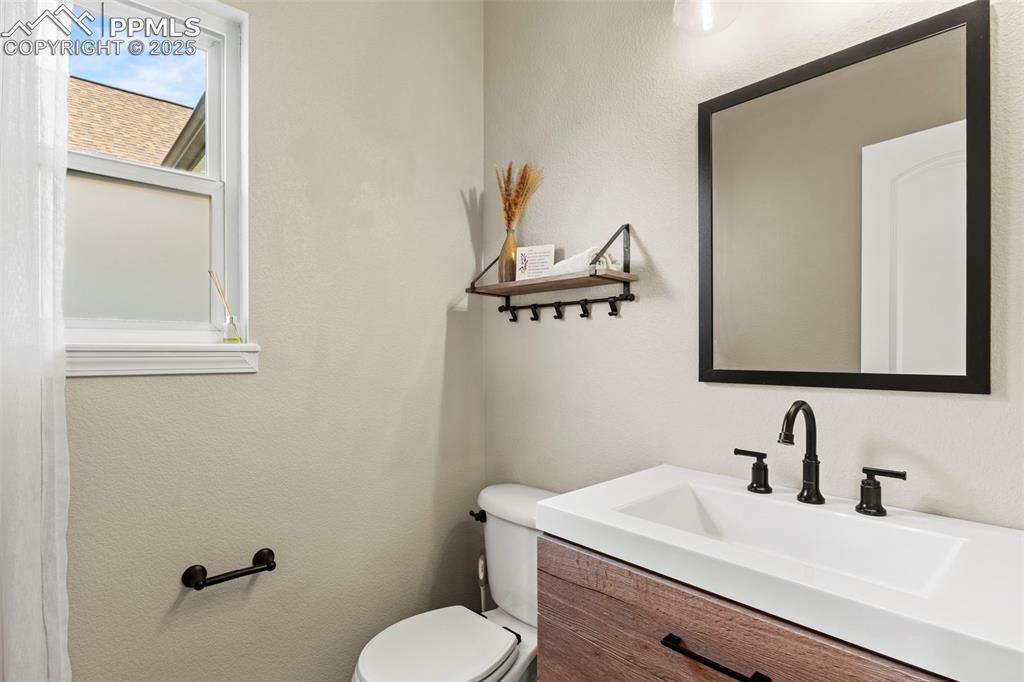 Image 18 of 41: Main floor 1/2 bathroom