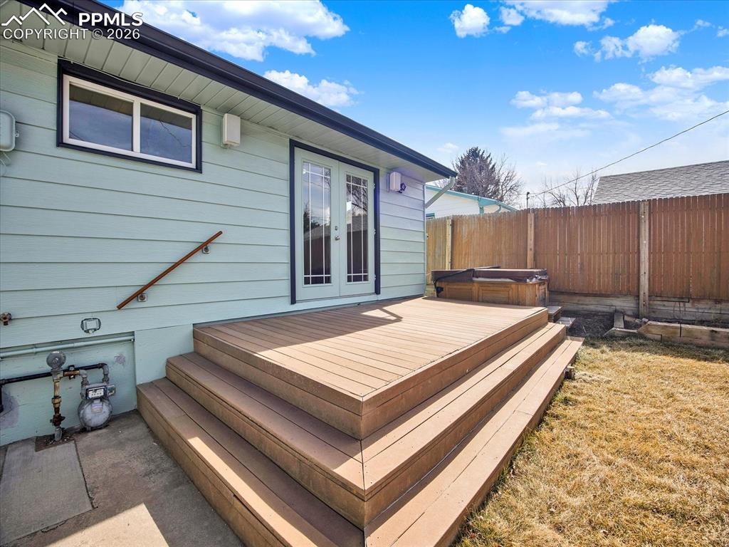 Image 30 of 42: Deck