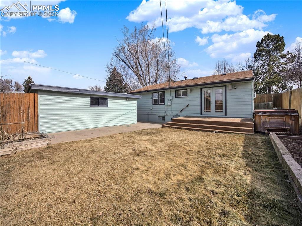 Image 32 of 42: Yard