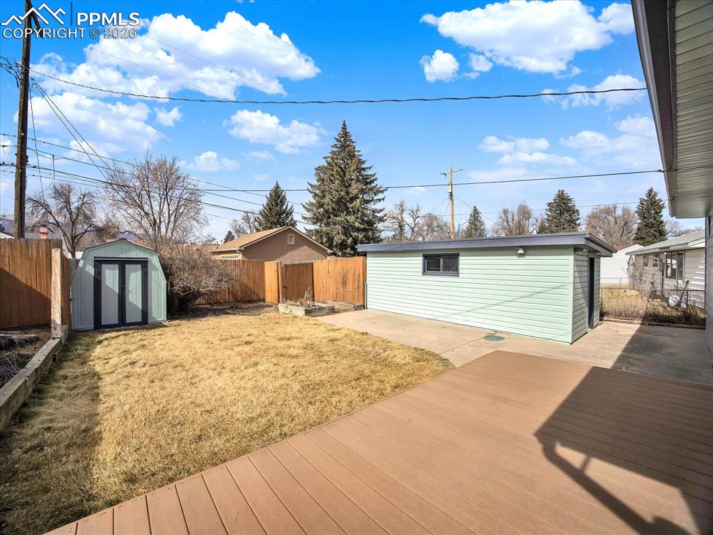 Image 33 of 42: Yard