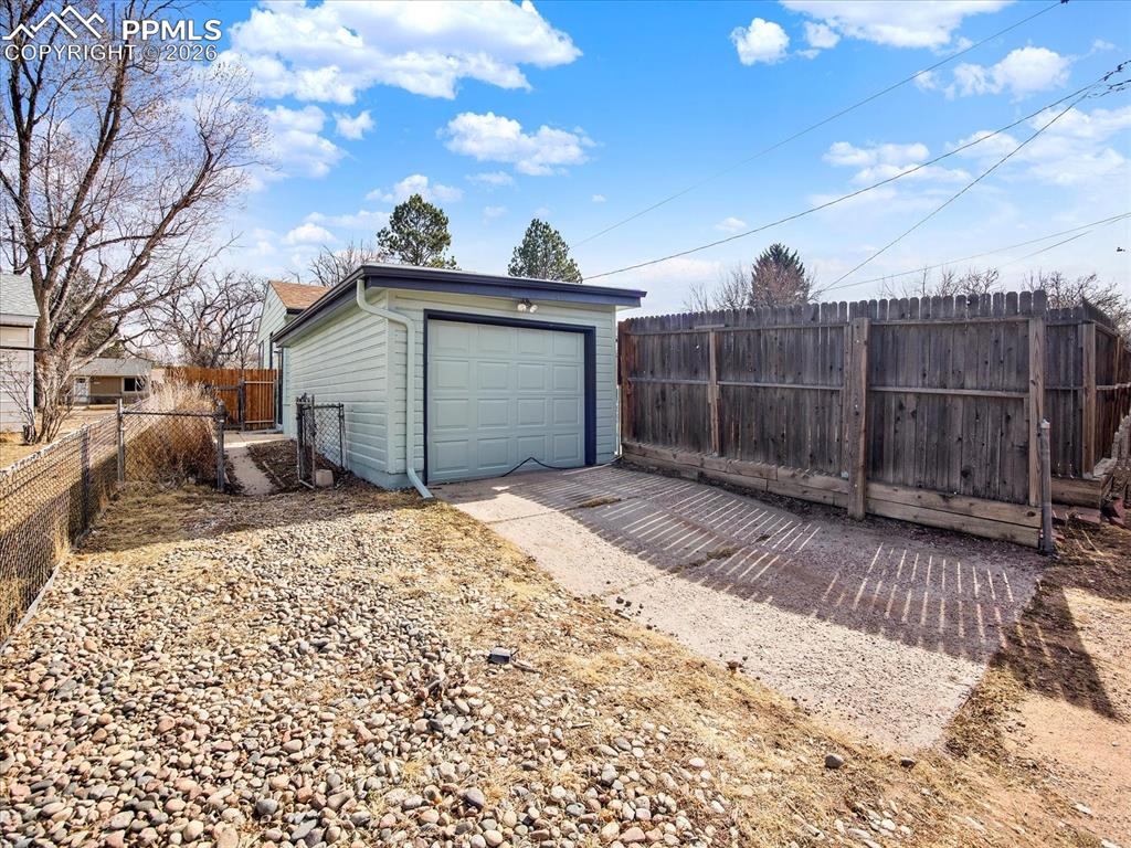 Image 34 of 42: Garage