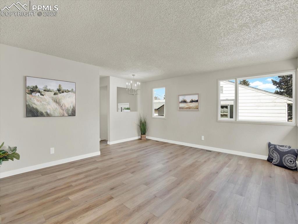 Image 4 of 42: Living/dining