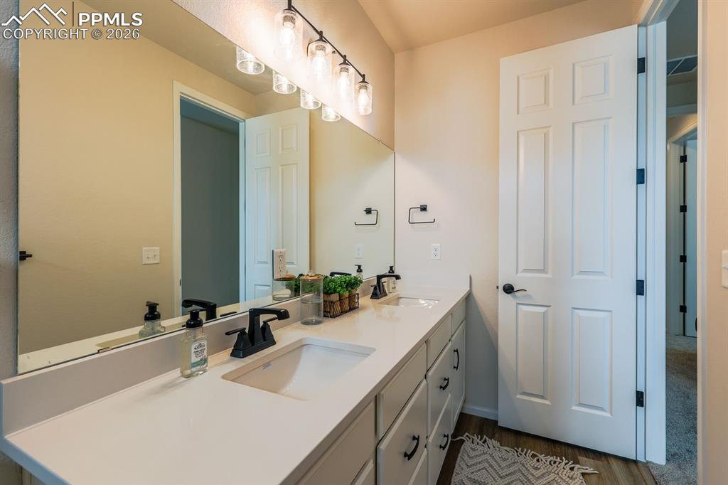 Image 16 of 32: Double Sinks!