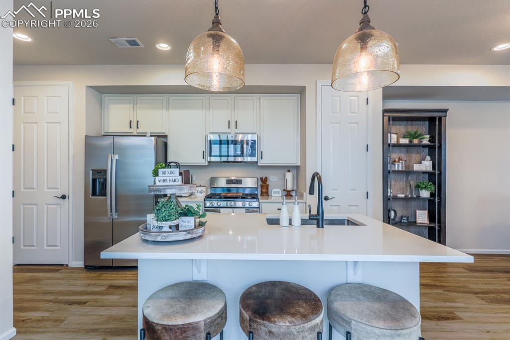 Image 8 of 29: Quartz Counters!