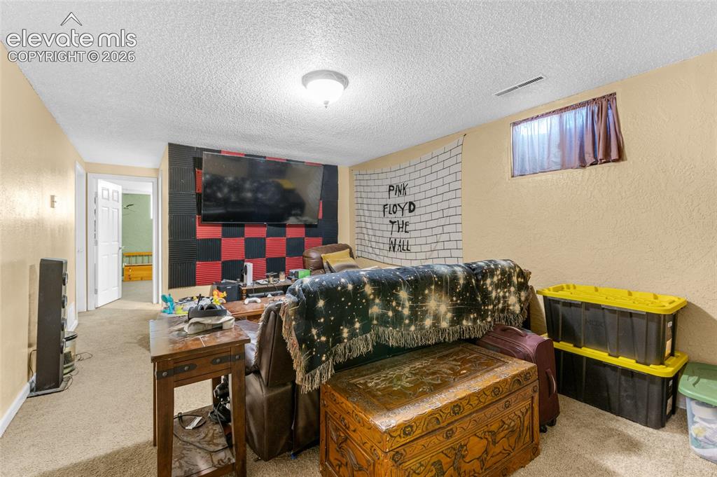 Image 14 of 20: Bedroom