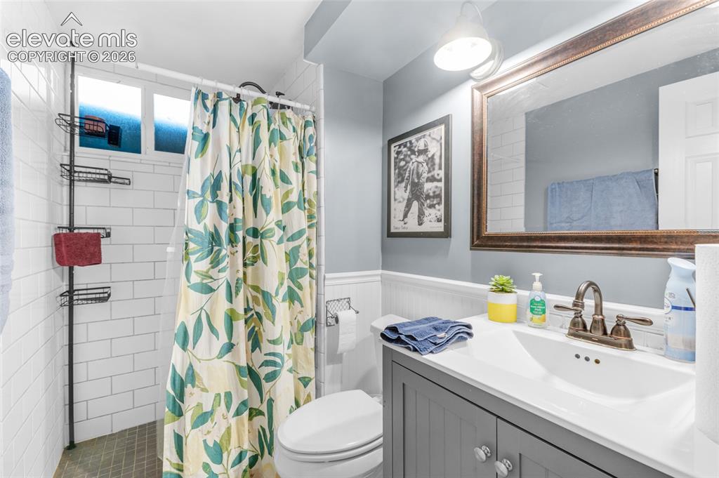 Image 16 of 20: Bathroom