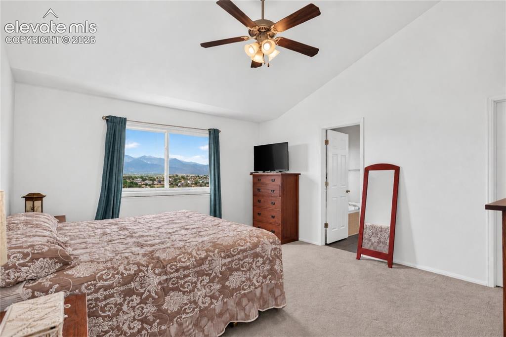 Image 18 of 31: Peaceful mountain views & en-suite bath