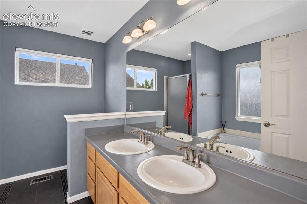 Image 19 of 31: 5-piece primary bath