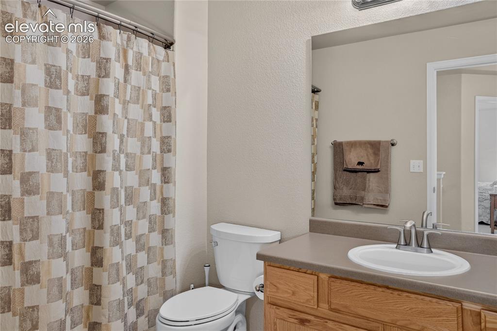 Image 23 of 31: Full guest bath - upper level