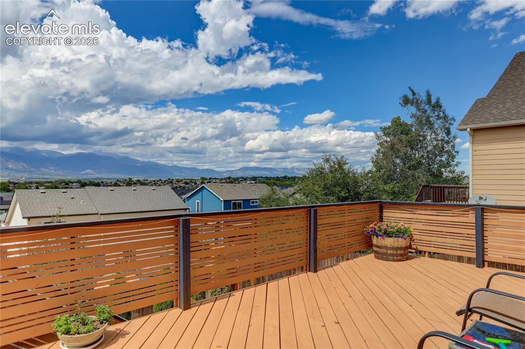 Image 8 of 31: Spacious deck