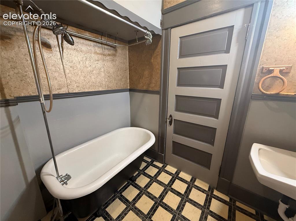 Image 11 of 15: Bathroom