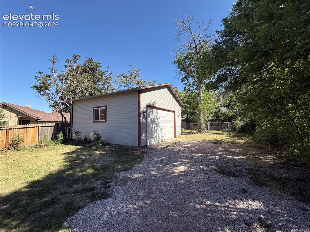 Image 4 of 15: Garage
