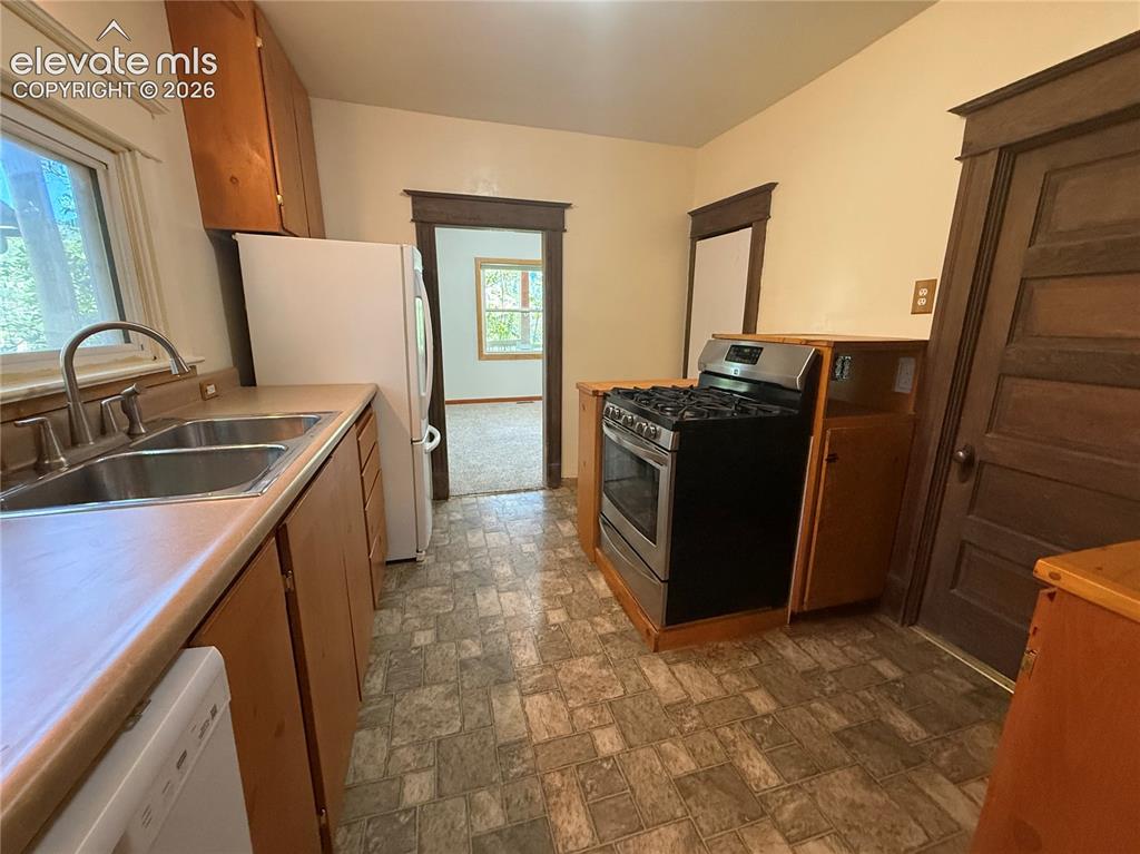 Image 8 of 15: Kitchen