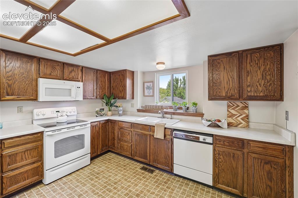Image 10 of 45: Kitchen