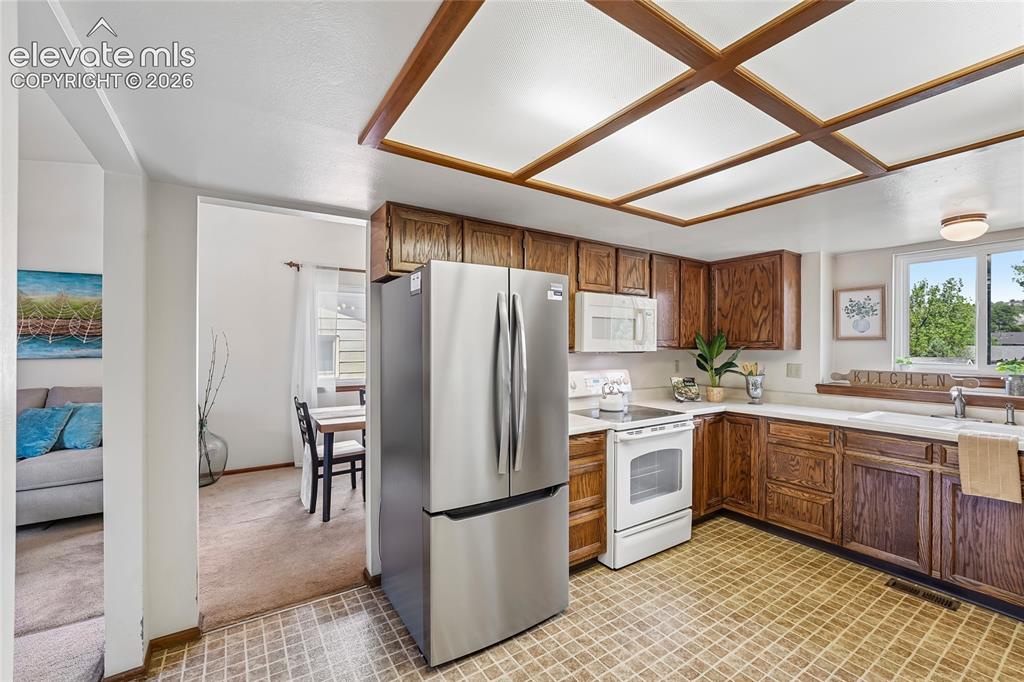 Image 13 of 45: Kitchen