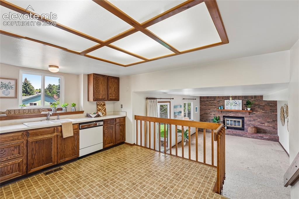 Image 14 of 45: Kitchen