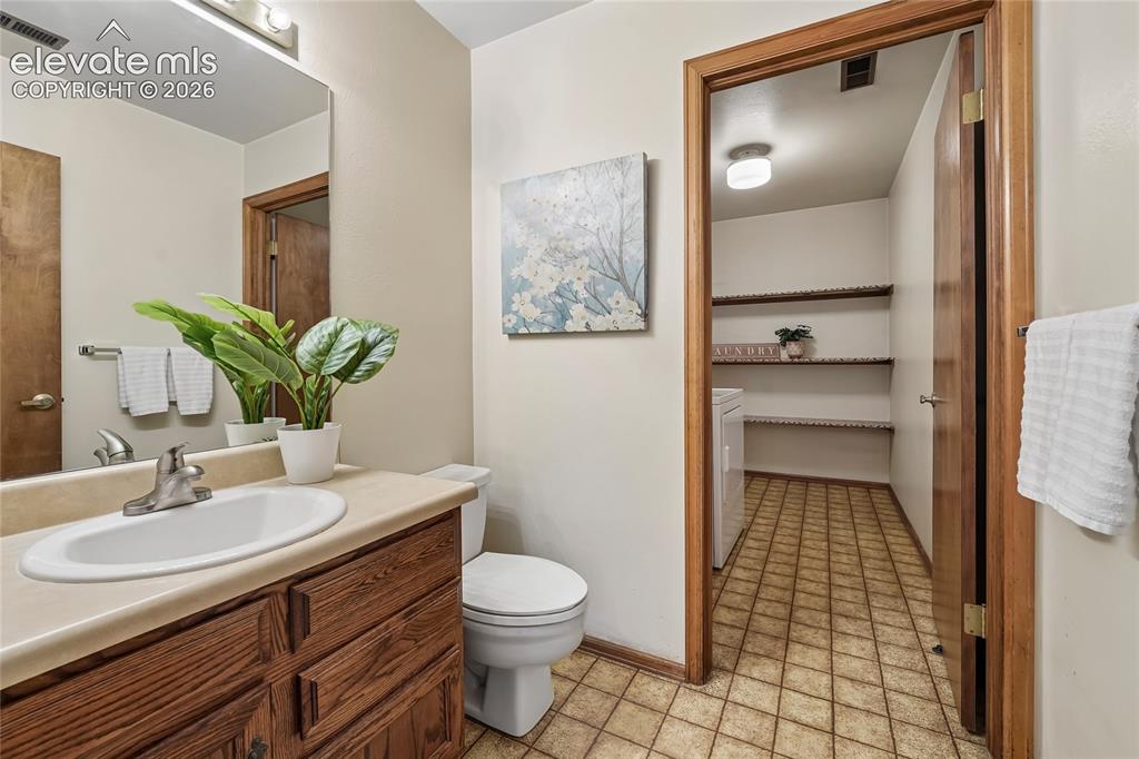Image 20 of 45: Half Bath on Main