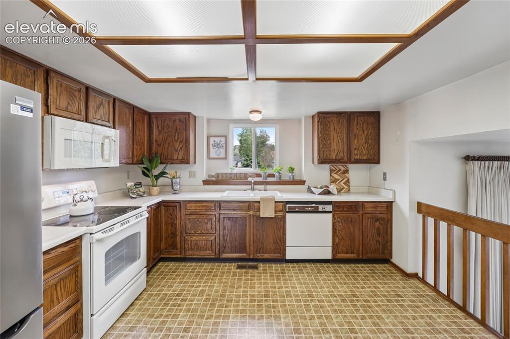 Image 9 of 45: Kitchen