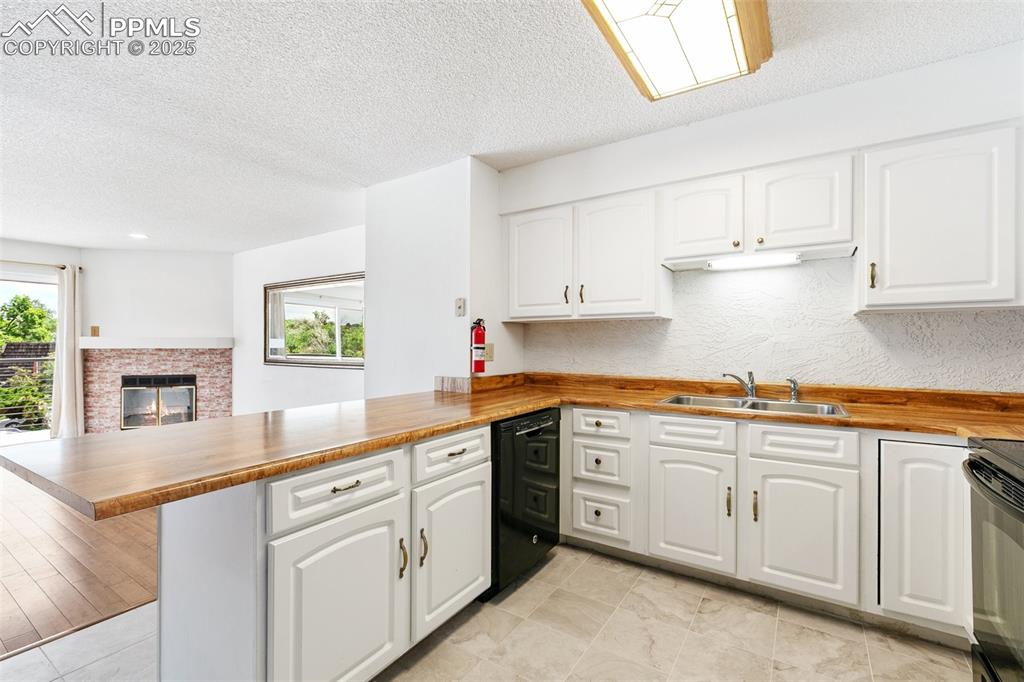 Image 12 of 36: Kitchen