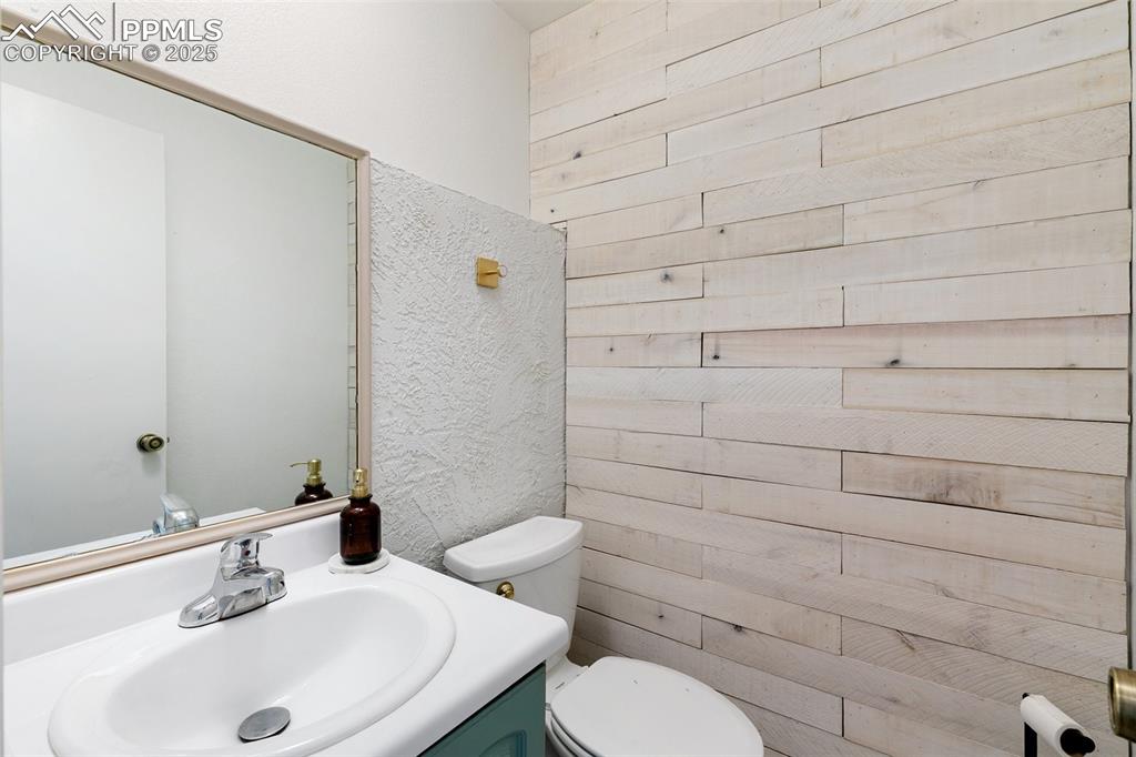 Image 16 of 36: Bathroom