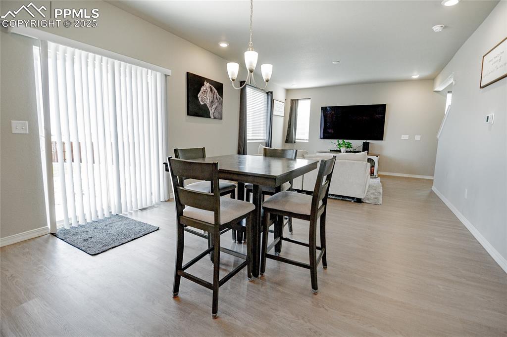 Image 10 of 25: Dining area
