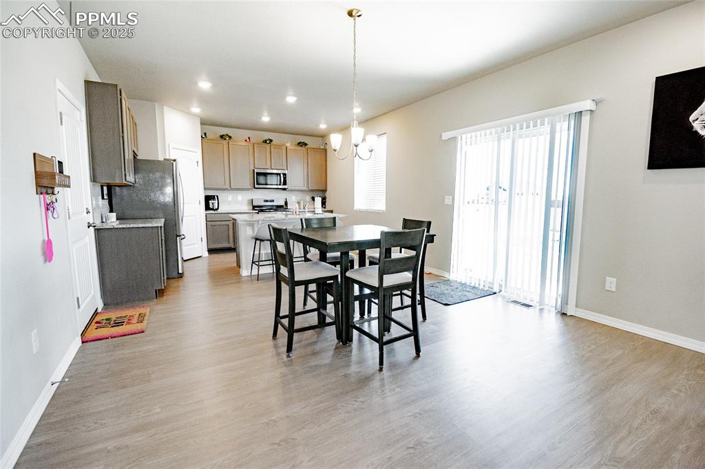 Image 7 of 25: Dining room