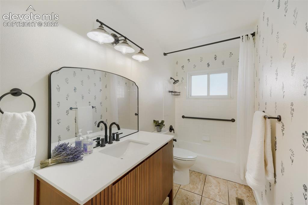 Image 12 of 20: Hall bathroom, nicely updated