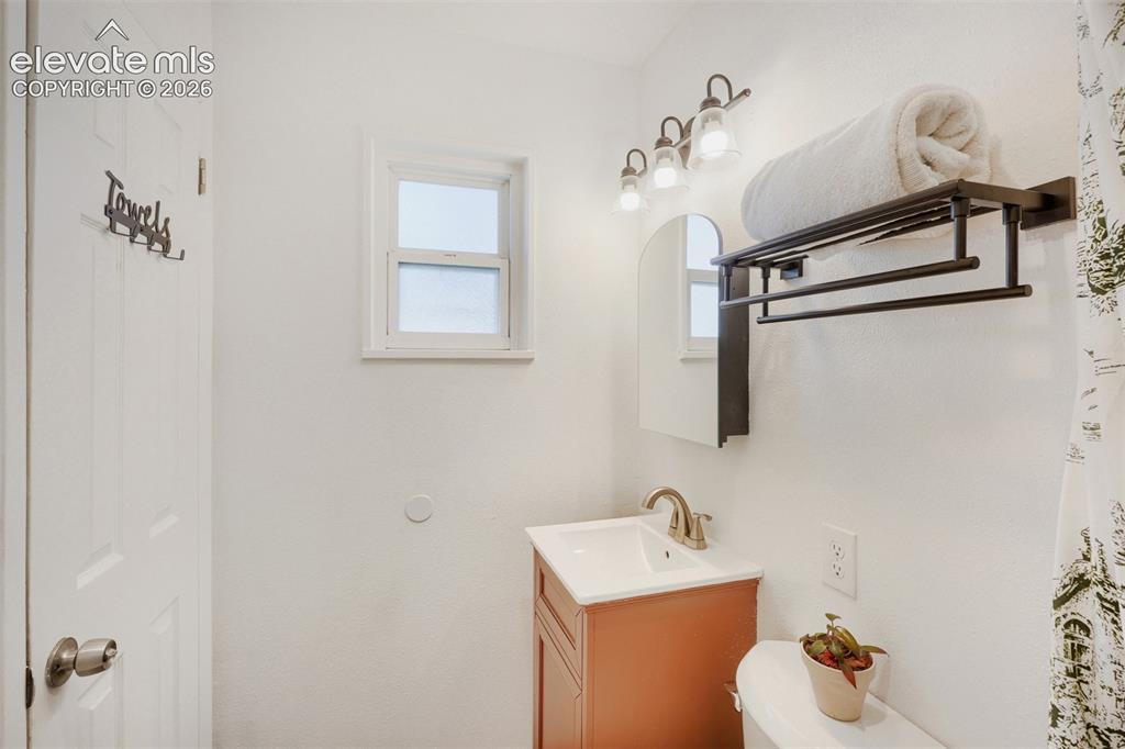 Image 13 of 20: Bath attached to primary bedroom