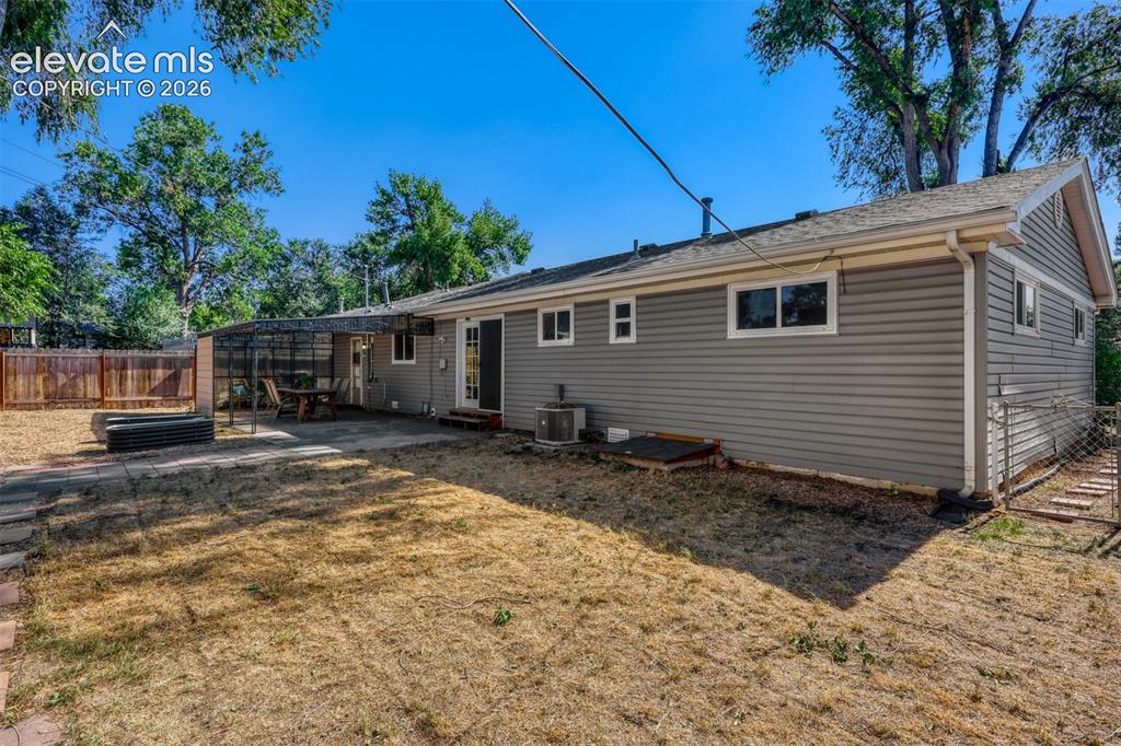 Image 17 of 20: Lots of potential for living and entertaining!