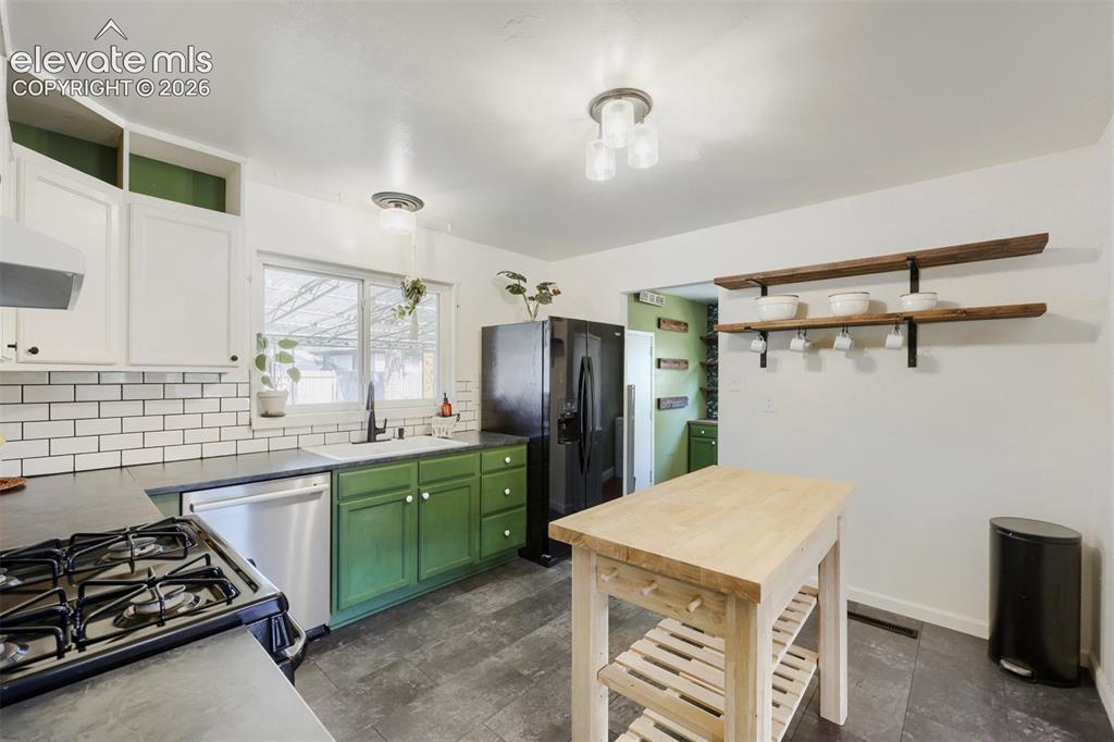 Image 8 of 20: Large island stays with the house
