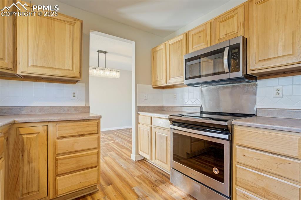 Image 16 of 49: Kitchen