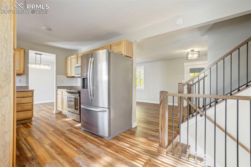 Image 17 of 49: Kitchen