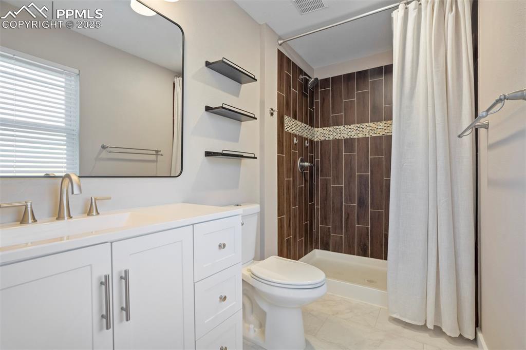 Image 28 of 49: Bathroom