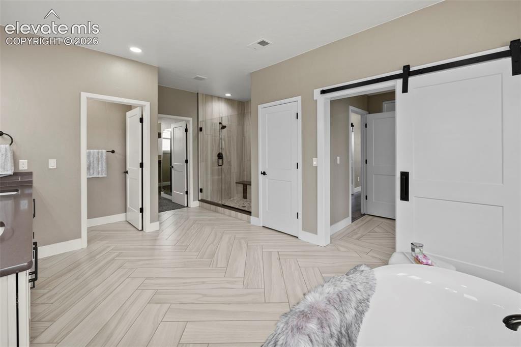 Image 19 of 50: Bathroom