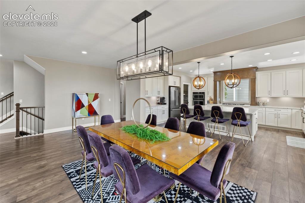 Image 6 of 50: Dining Area